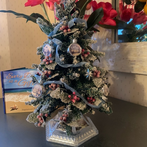 THE BRADFORD EXCHANGE, Thomas Kinkade, pre lit flocked, table top Christmas tree - Picture 3 of 10